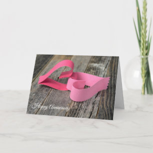 Tarjeta enlaces cardíacos de papel de aniversario en mader