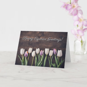 Tarjeta Equinoccio de primavera con tulipanes y belleza de