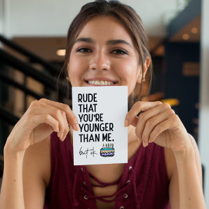 Tarjeta Es grosero que seas más joven que yo cumpleaños sa