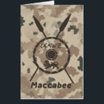 Tarjeta Escudo De Macabetes Y Láminas Desérticas<br><div class="desc">Representación de un escudo de un Macabee y dos lanzas sobre un fondo de camo desértico. El escudo está adornado por un león y el texto que dice "Yisrael" (Israel) en el alfabeto paleo-hebreo. También aparece texto en inglés que dice "Maccabee".</div>
