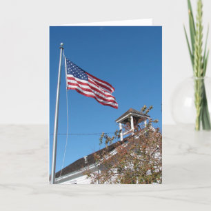 Tarjeta Escuela de una habitación y bandera estadounidense