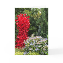 Escultura de jardín y vidrio rojo