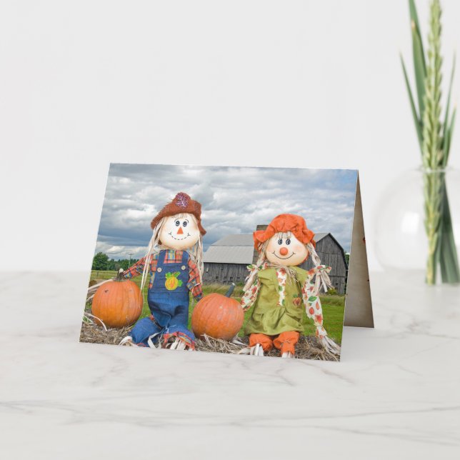 Tarjeta espantapájaros de otoño sobre pacas de heno (Anverso)