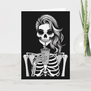Tarjeta Esqueleto bebiendo bebida monocromo gótico Hallowe