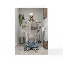 Esqueleto de cumpleaños leyendo un periódico en un