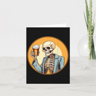 Tarjeta Esqueleto de Halloween bebiendo cerveza