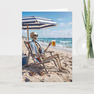 Tarjeta Esqueleto de Halloween en una playa con cerveza