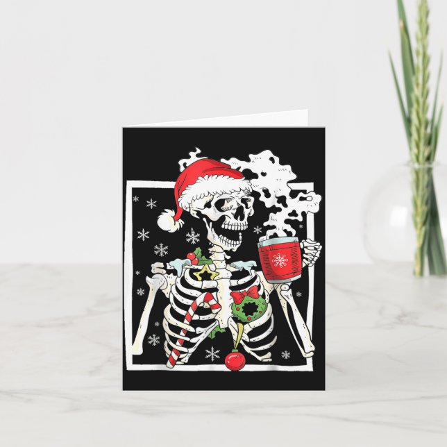 Tarjeta Esqueleto de Navidad con cráneo sonriente bebiendo (Anverso)
