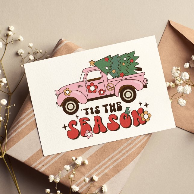 Tarjeta Esta Es La Temporada De Navidades Ilustrados Por E (Tis The Season Non Photo Holiday Greeting Card Retro Pink Country Christmas Tree Pick Up Truck )