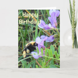 Tarjeta F2 Bee sobre flores silvestres moradas