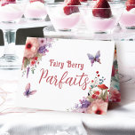 Tarjeta Fairy Berry Parfaits Birthday Buffet Label Card<br><div class="desc">Mejore su celebración con temática de hadas con nuestras tarjetas de etiquetas de buffet de Fairy Berry Parfaits. Estas deliciosas tarjetas plegadas horizontales 4x5.6 cuentan con ilustraciones caprichosos de setas, mariposas y flores de hadas, que complementan perfectamente el encantador tema de tu evento. Las fuentes lúdicas y los colores vibrantes...</div>