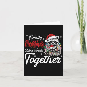 Tarjeta Familia de mapaches de Navidad haciendo recuerdos 
