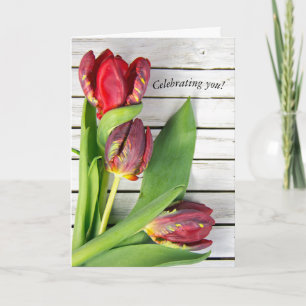 Tarjeta fancy red tulips on wood