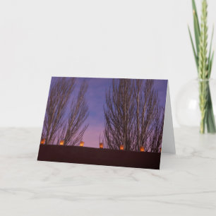 Tarjeta Farolitos tradicionales iluminan las estructuras d