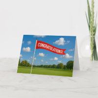 Felicidades de golf con bandera de golf sobre hier