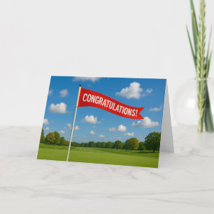 Tarjeta Felicidades de golf con bandera de golf sobre hier