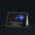 Tarjeta Felicitaciones a oficial de policía| Salir<br><div class="desc">La policía desfilando una tarjeta de desfile con un simple fondo negro con una sola sirena azul que parpadea y felicitaciones personalizadas por graduarse.</div>