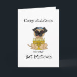 Tarjeta Felicitaciones a tu perro de Bat Mitzvah-Pug<br><div class="desc">Este pequeño y lindo cerdo está sentado con una menorah con velas encendidas,  y usando un diminuto yarmulke. Adentro hay un bello verso que puedes personalizar.</div>
