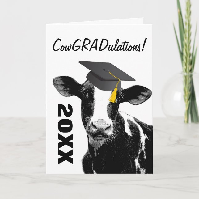 Tarjeta Felicitaciones a vaca graciosa graduada en Cap (Anverso)