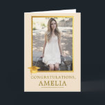 Tarjeta Felicitaciones de graduación en foto de oro elegan<br><div class="desc">Tarjeta de felicitaciones de graduación en foto de oro elegante. Celebre a un graduado especial con esta tarjeta de graduación personalizada de champán y oro elegante. Cuenta con una foto personalizada, gorra de graduación de lámina de oro falsa, tipografía elegante y nombre personalizado. Perfecta para felicitaciones de graduación de secundaria...</div>
