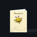Tarjeta Felicitaciones de la abuela a la abeja por tus bue<br><div class="desc">Abuela para ser - felicidades por tu feliz tarjeta de bienvenida de noticias. Creé esta divertida Abeja como parte de mi colección de cartas Bee KIND, diseñada a partir de una variedad de mis imágenes, antecedentes, formas, artes y flores. Se hizo para darle un toque caprichoso y divertido a las...</div>