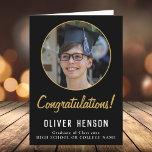 Tarjeta Felicitaciones Graduación de Foto de Graduado Negr<br><div class="desc">Felicitaciones Simple Black Graduate Photo Graduation Card. Diseño elegante y sencillo con guion dorado y foto personalizado sobre fondo negro. Añade tu foto y mensaje para el graduado dentro de la tarjeta.</div>