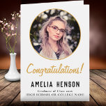 Tarjeta Felicitaciones Graduación simple de foto para grad<br><div class="desc">Felicitaciones Simple Graduate Photo Graduation Card. Diseño elegante y sencillo con guion dorado y foto personalizado. Añade tu foto y mensaje para el graduado dentro de la tarjeta.</div>