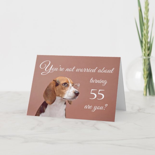 Tarjeta Feliz 55 cumpleaños, beagle preocupado (Anverso)