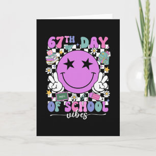 Tarjeta Feliz 67º día de vibraciones escolares Cara sonrie