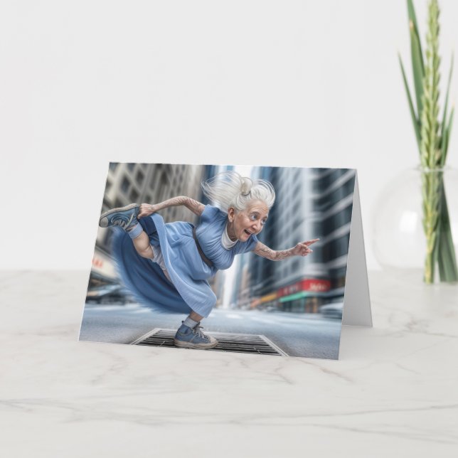 Tarjeta Feliz anciana bailando en un vallado callejero (Anverso)