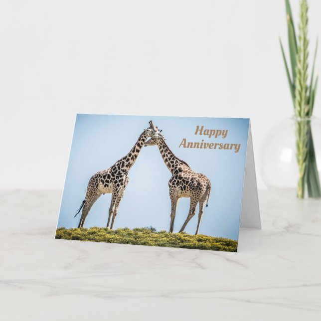 Tarjeta Feliz aniversario, girafas románticas besándose (Anverso)