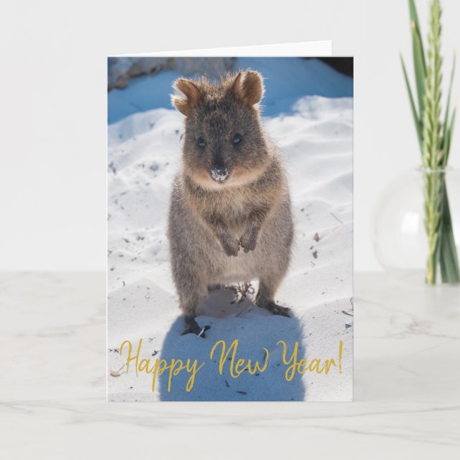 Tarjeta Feliz Año Nuevo con Quokka en la playa de Australi (Anverso)