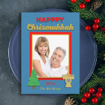 Tarjeta Feliz árbol Chrismukkah y el plano de fotos de Men<br><div class="desc">Esta tarjeta de felicitación plana de Chrismukkah tiene un toque nostálgico. Tu foto es el centro de atención en un marco dorado y rojo. Las palabras "Feliz Chrismukkah" aparecen en la parte superior con un árbol y una menorah en el fondo. El diseño puede ser personalizado con el año y...</div>
