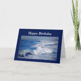 Tarjeta Feliz cumpleaños arco iris sobre las olas del océa