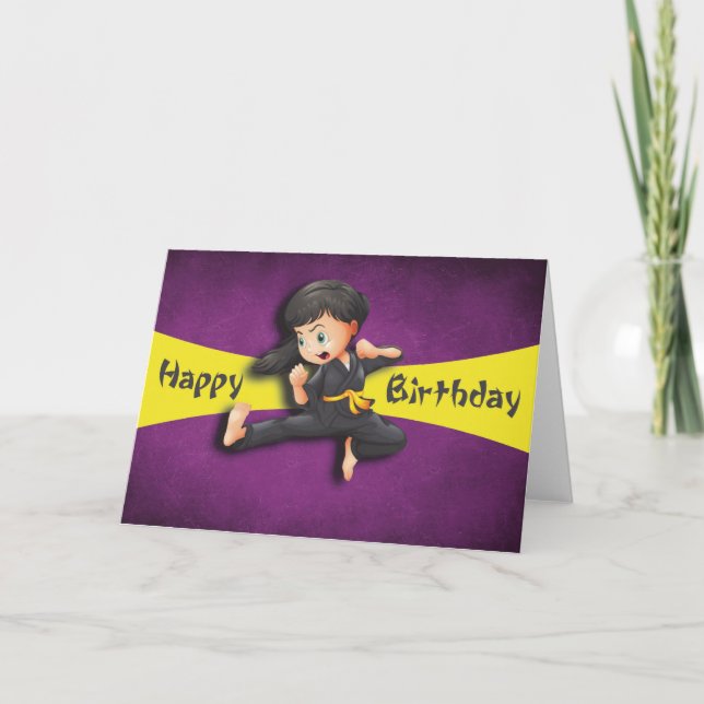 Tarjeta Feliz Cumpleaños Chica de Patadas de Karate (Anverso)