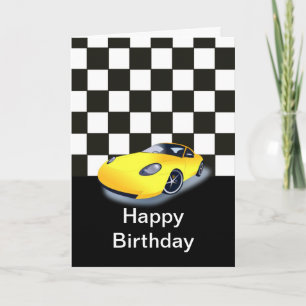 Tarjeta Feliz cumpleaños con el coche de carreras amarillo