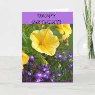 Tarjeta Feliz cumpleaños con flores moradas y amarillas.