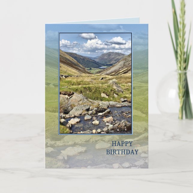 Tarjeta Feliz cumpleaños con un paisaje montañoso (Anverso)