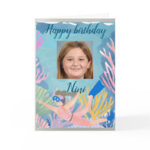 Feliz cumpleaños joven niña buceadora