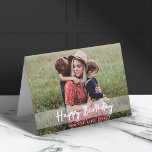 Tarjeta Feliz cumpleaños, mamá | Foto de escritura moderna<br><div class="desc">Hermosa tarjeta de felicitación fotográfica con una simple, moderna y minimalista pancarta de cita de "Feliz Cumpleaños" sobre un fondo semitransparente. Esta versátil tarjeta puede ser personalizada con su propia fotografía, nombre y fecha de cumpleaños para hacer una tarjeta verdaderamente única y a medida para su ser querido. El mensaje...</div>