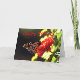 Tarjeta Feliz cumpleaños monarca mariposa en la zinnia roj