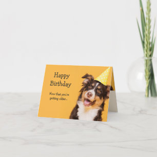 Tarjeta Feliz cumpleaños, perro lindo se vuelve viejo y di
