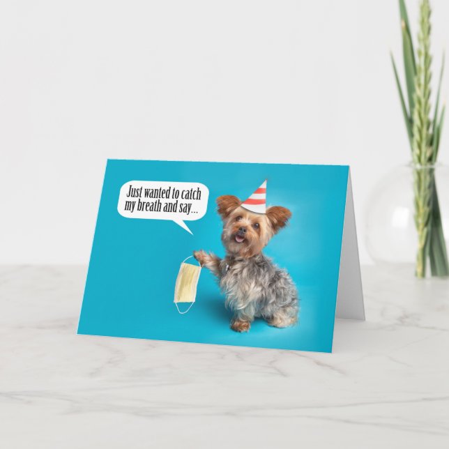 Tarjeta Feliz cumpleaños, perro yorqui con máscara facial (Anverso)