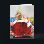 Tarjeta Feliz cumpleaños poco Chipmunk, escribiendo dentro<br><div class="desc">¡Feliz cumpleaños! Un pequeño chipmunk lindo consigue sucio comiendo una magdalena del cumpleaños. La tarjeta interior lee,  "feliz cumpleaños no tiene miedo de conseguir sucia". ¡Totalmente adaptable para que usted personalice como usted por favor!</div>