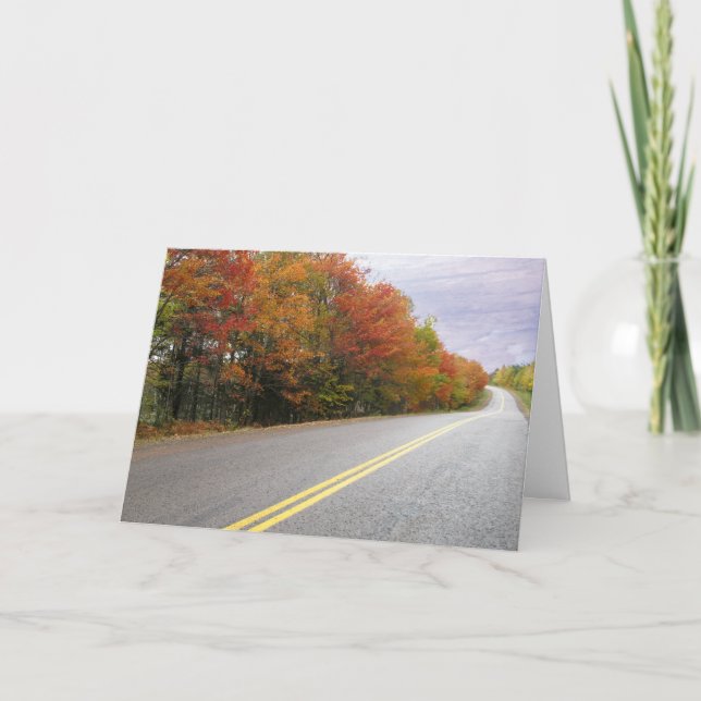 Tarjeta Feliz cumpleaños por otoño alrededor de la curva (Anverso)