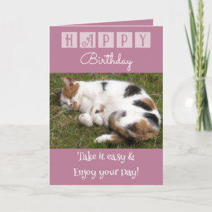 Tarjeta Feliz cumpleaños toma la foto fácil del gato rosad