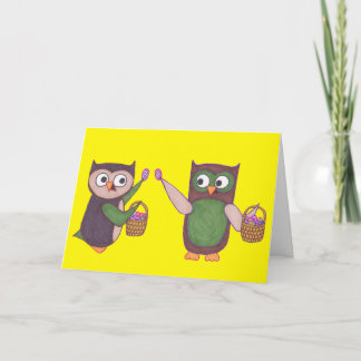 Tarjeta feliz del búho de Pascua