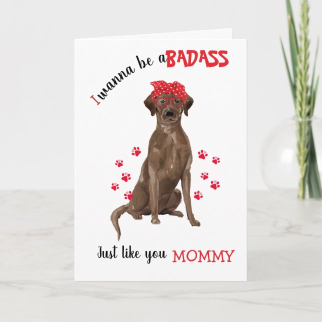 Tarjeta Feliz Día de la Madre y perro labrador de chocolat (Anverso)