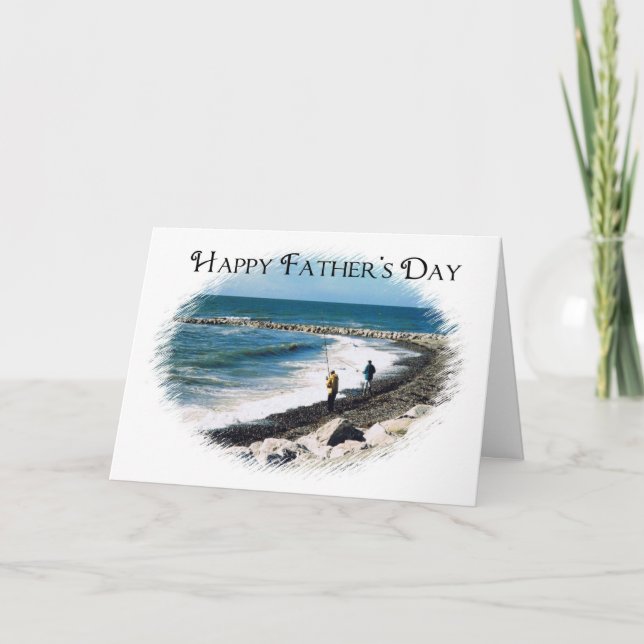 Tarjeta Feliz Día del Padre pescando cerca del mar (Anverso)