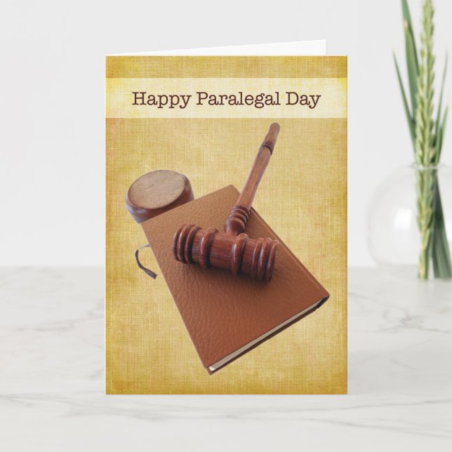 Tarjeta Feliz Día Paralegal y libro sobre Brown (Anverso)